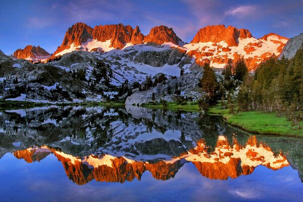 Hermoso paisaje de montañas y lagos