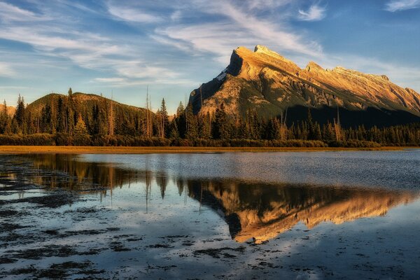 Hermoso paisaje de Canadá con un río y montañas