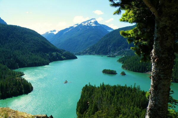 Lac dans les montagnes. vue de loin. paysage