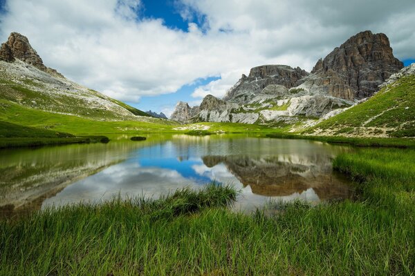Dolomiti vicino a un lago di montagna in Italia