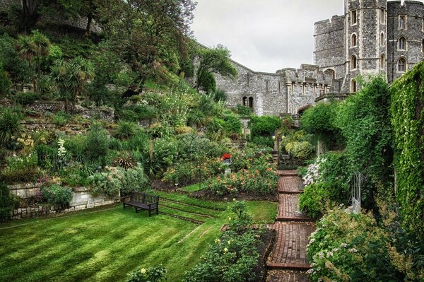 Jardin d été confortable près du château en Angleterre