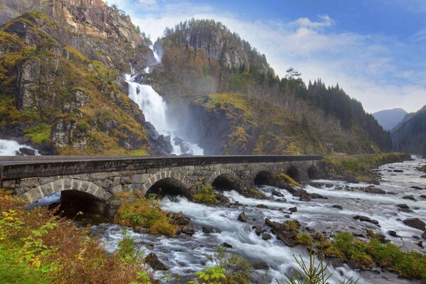 Pont de pierre près de la cascade de montagne