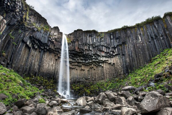 cascada negra, Islandia. piedras puntiagudas