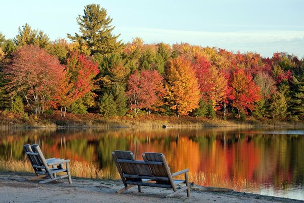 Paisaje del lago de otoño