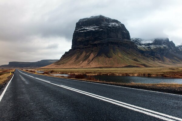 Paysage de route entre les montagnes
