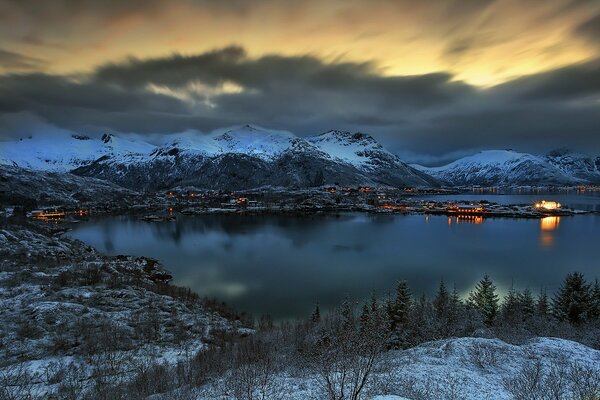 Paysage de nuit dans les montagnes près de la baie