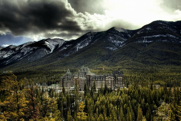 Parc National du Canada. Forêt et montagnes