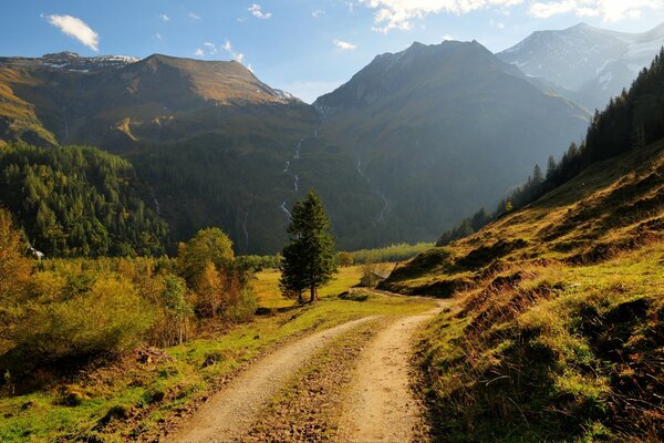 Camino a la cascada de alta montaña